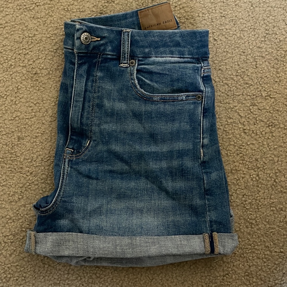 AMERICAN EAGLE CURVY HIGH-RISE SHORTS